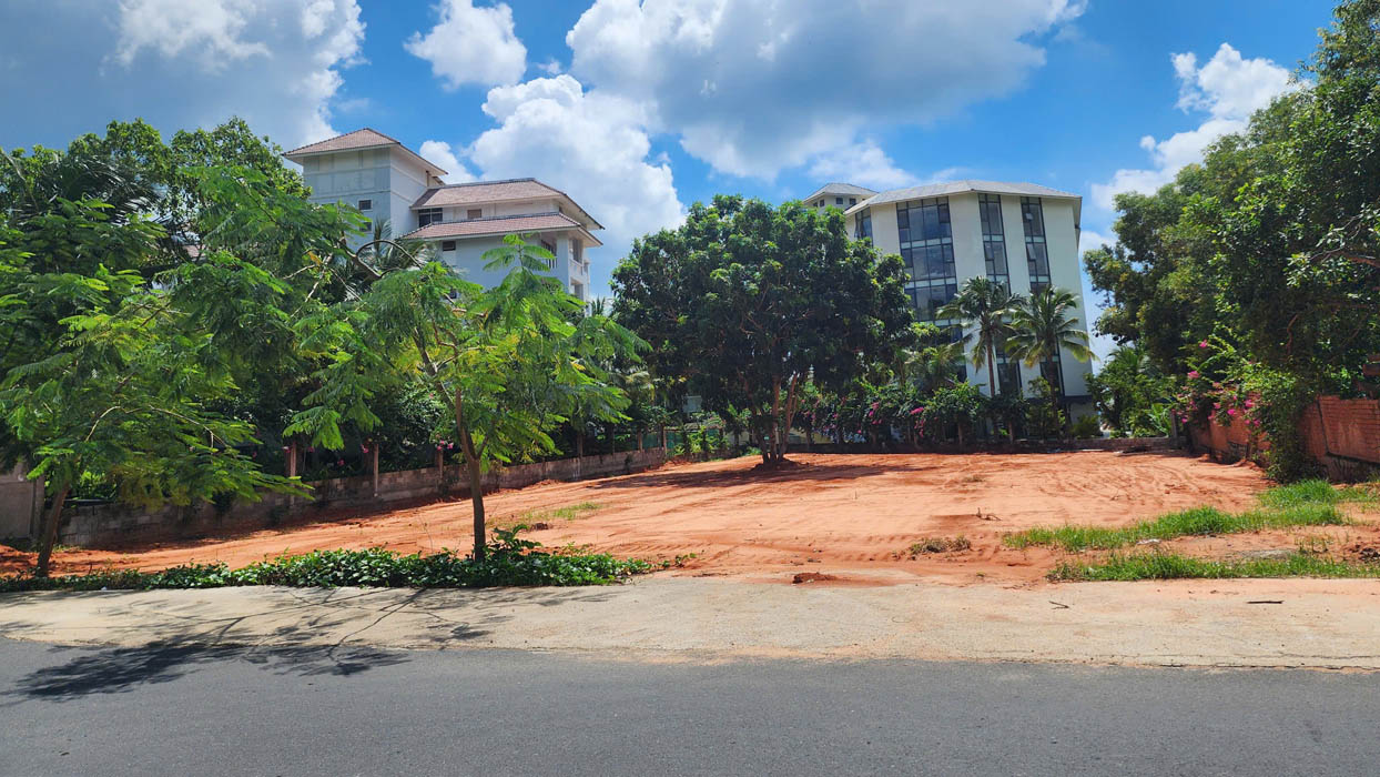 Đất mặt tiền tiếp giáp trực tiếp với đường phố lớn