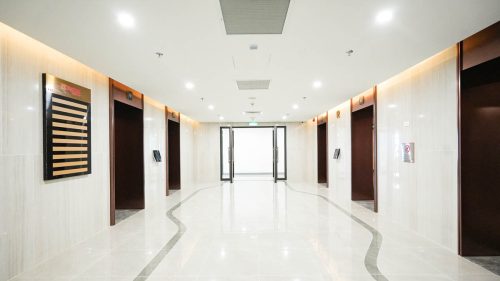 Khu vực chờ thang máy trong tòa ROX Tower Goldmark City