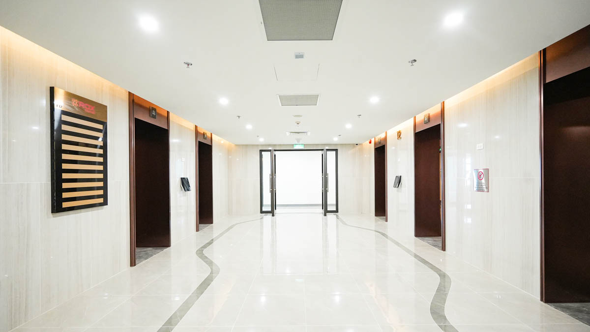 Khu vực chờ thang máy trong tòa ROX Tower Goldmark City