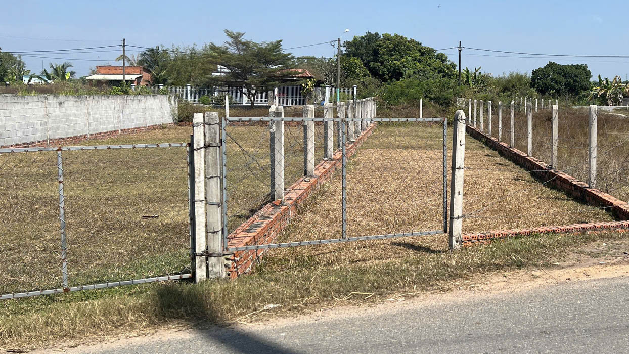 Lô đất có mặt trước tiếp giáp trực tiếp với trục giao thông chính