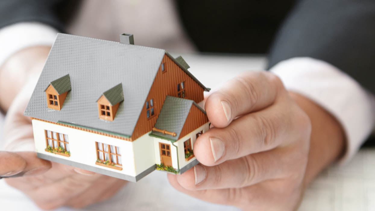 Lướt sóng bất động sản là mua tài sản ở mức giá thấp rồi bán lại khi giá tăng trong khoảng thời gian ngắn