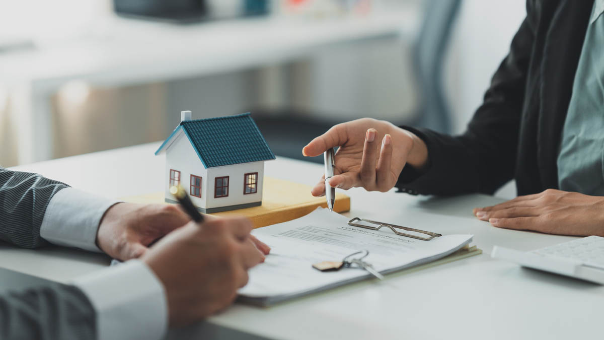 Môi giới bất động sản là việc làm trung gian