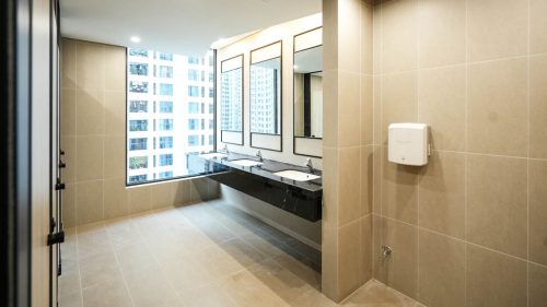 Nhà vệ sinh chung trong tòa ROX Tower Goldmark City