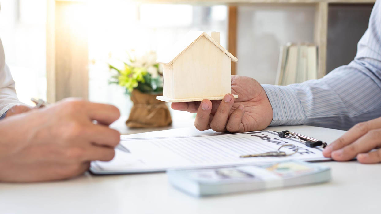 Biết cách đọc sổ là kỹ năng quan trọng giúp bạn tự bảo vệ mình trước khi ký bất kỳ hợp đồng nào.