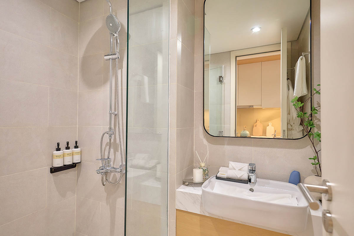 Phòng tắm căn hộ Studio khu cao tầng Sun Urban City