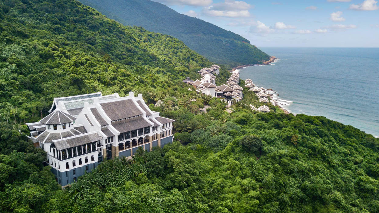 Resort được bao quanh bởi cây xanh và view biển