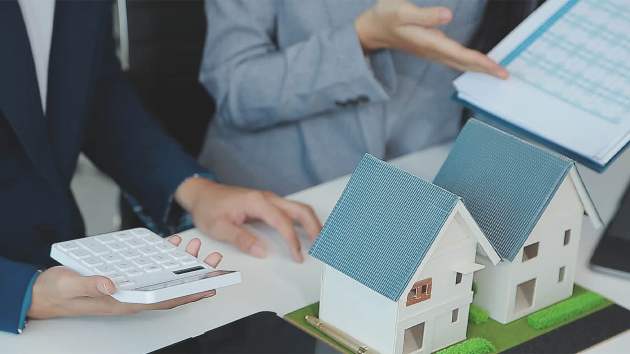 sàn giao dịch bất động sản là tổ chức cung cấp nền tảng, không gian giao dịch, đóng vai trò trung gian giữa bên bán và bên mua