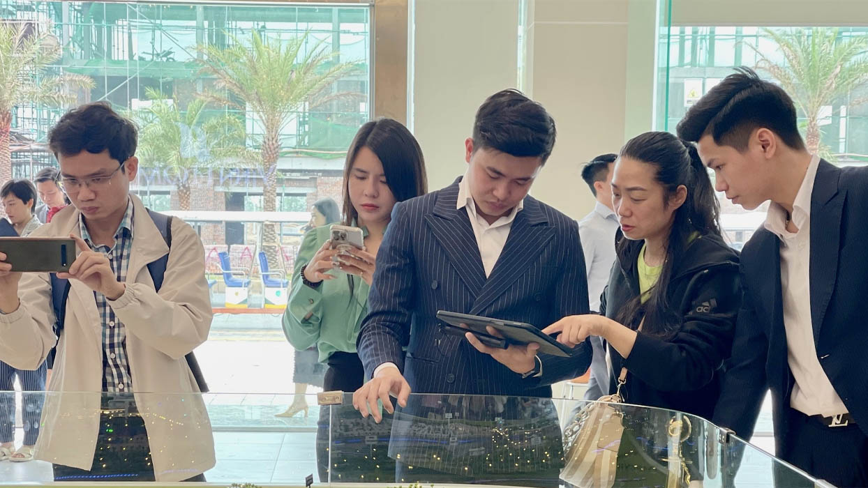 Sàn giao dịch và công ty môi giới có nhiều điểm giống nhau về bản chất là doanh nghiệp kinh doanh dịch vụ bất động sản