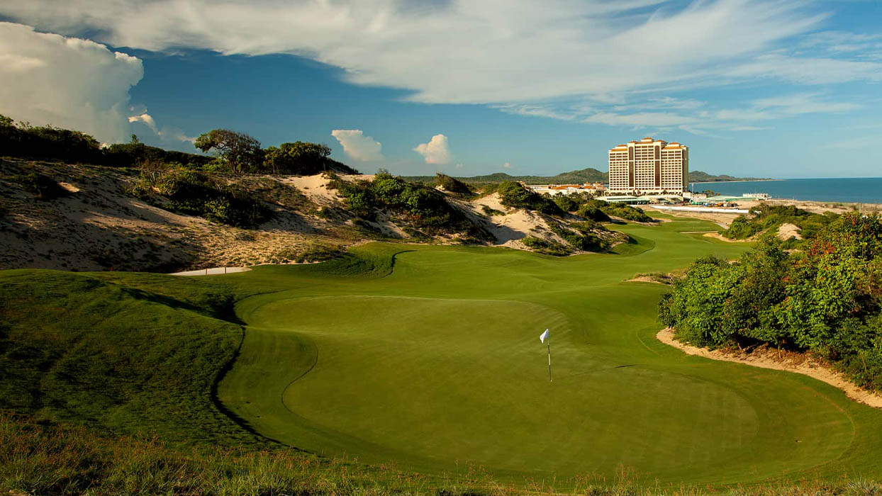 Sân golf tại The Bluffs Grand Ho Tram