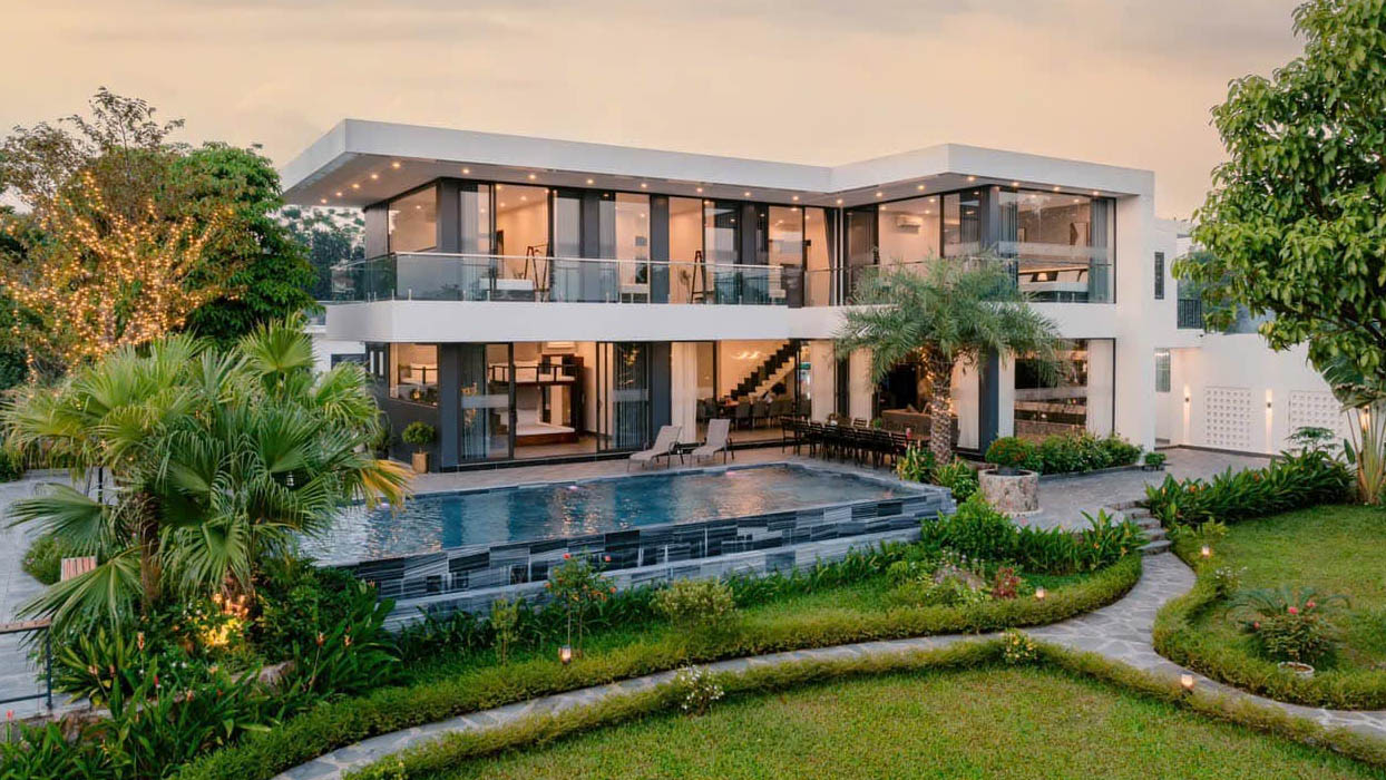 Villa là loại nhà ở cao cấp, biệt lập, kèm sân vườn và hồ bơi riêng